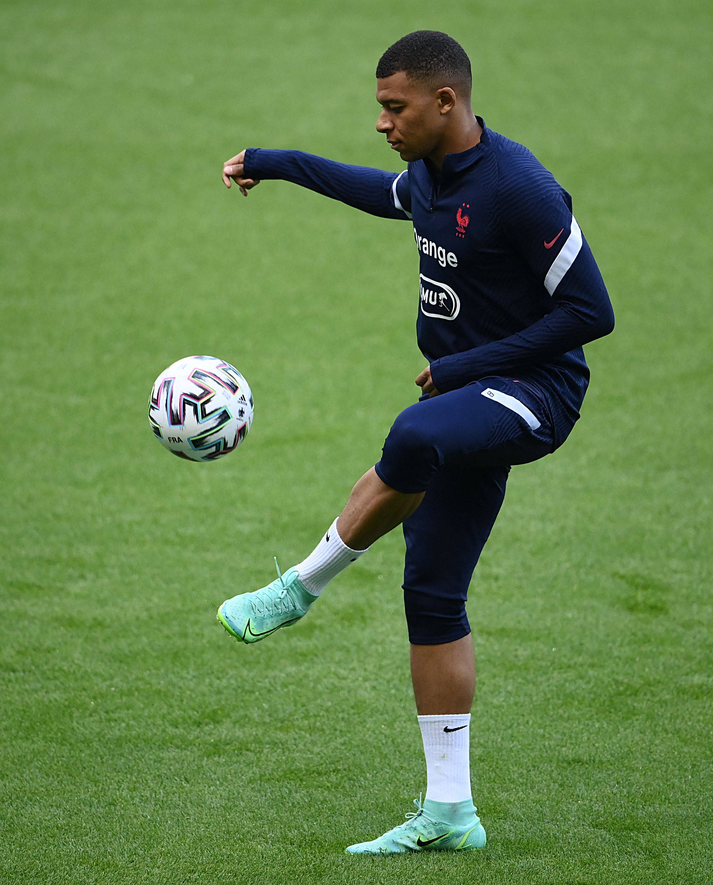 曼联希望对竞争对手进行双重打击阿莫林对红魔球星兴趣却无能为力