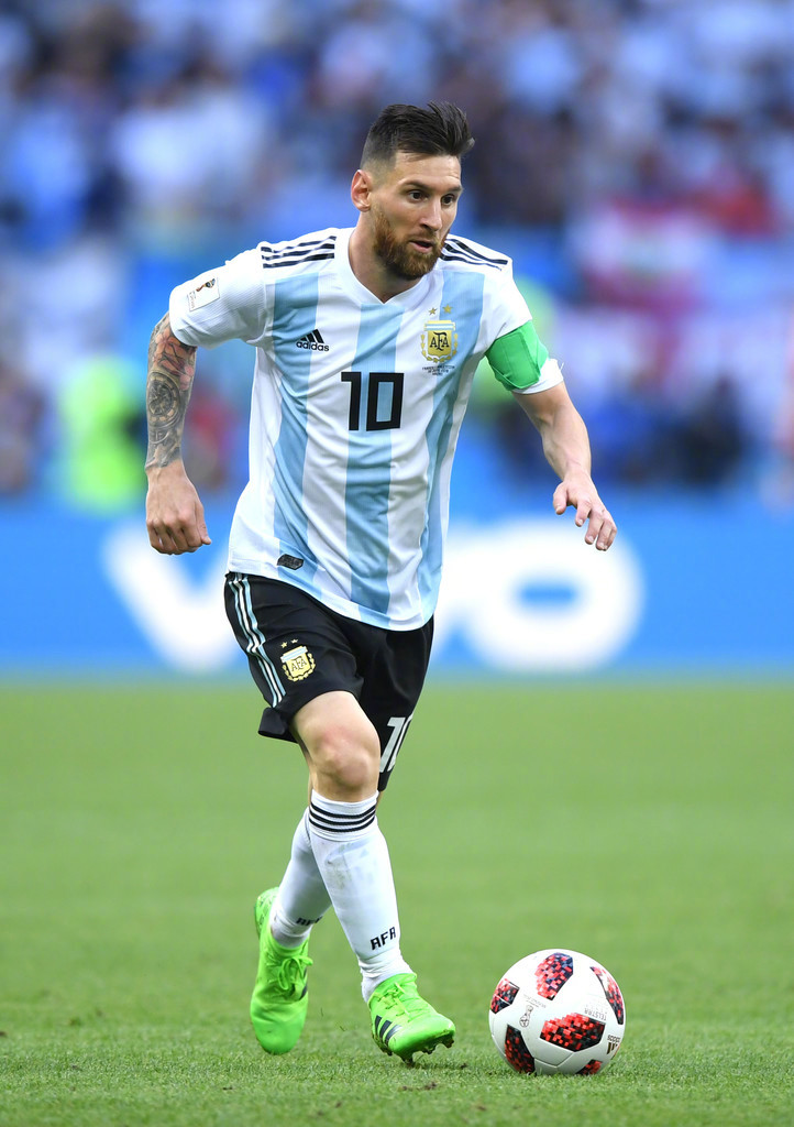 英超日本国脚与战犯照片合影，其俱乐部比赛在中国照常直播引球迷不满，咪咕客服回应