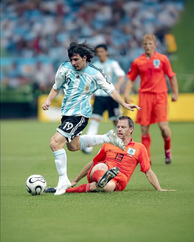 曼联前锋齐尔克泽面临转会，俱乐部对其持开放态度，但仍在培养塞斯科，寻求锋线补充，转会市场激烈争夺中。